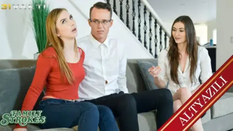 Dövmecinin Çırağı Ustası Lavaboya Girince Gelen Müşterinin Götüne Eliyle Dövme Yapıp Sikiyle Onay Veriyor